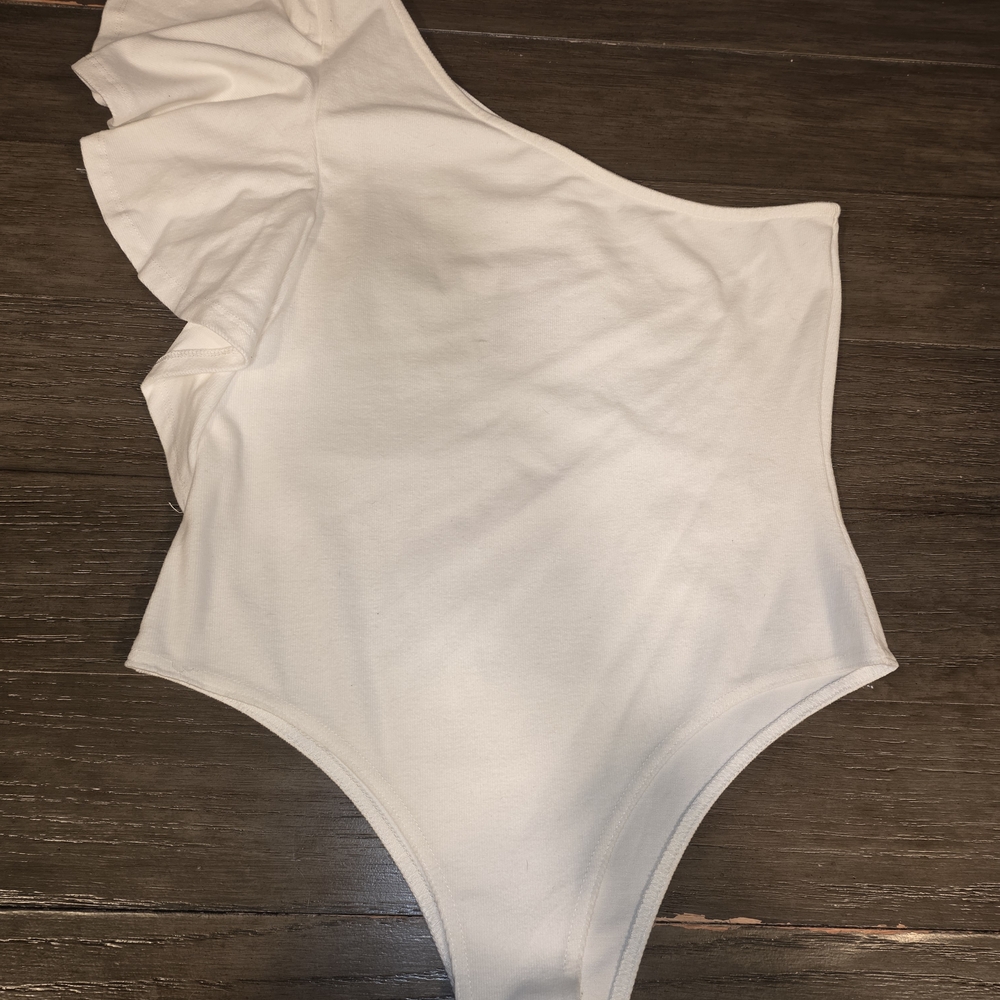 Vestique White One-Shoulder Ruffle Bodysuit